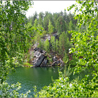 К началу XX века при разработке на дне уже глубокого карьера задели водоносный слой, карьер стало затапливать. Добычу талька пришлось остановить. Карьер заполнился водой за полмесяца и образовалось вот это красивое озеро.