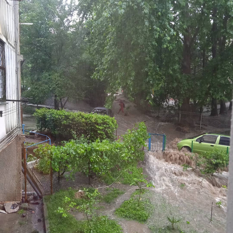 В Ялту закрыт въезд из-за масштабного наводнения: очевидцы показали, что творится на улицах города