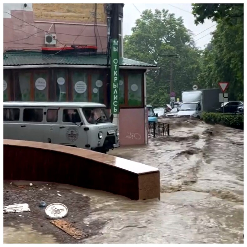 В Ялту закрыт въезд из-за масштабного наводнения: очевидцы показали, что творится на улицах города