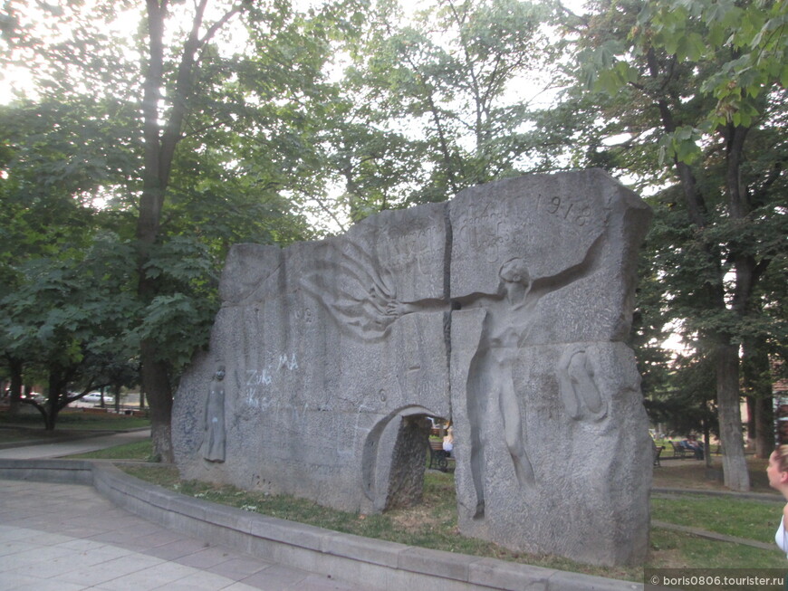 Интересный парк со множеством скульптур, включая Анатолия Собчака