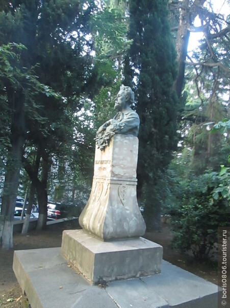 Интересный парк со множеством скульптур, включая Анатолия Собчака