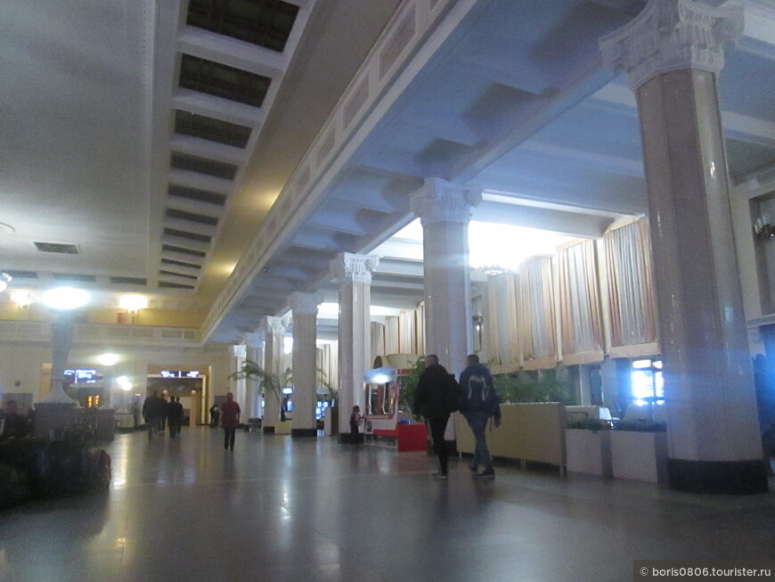 Большой, полезный и красивый вокзал, да еще и выставками