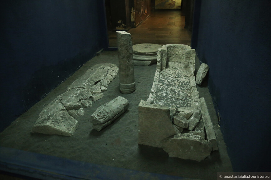 Мраморный саркофаг и обломки крепости времен Римской империи