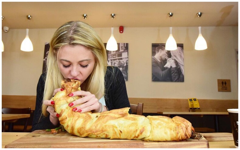 Девушка прославилась на весь мир своей любовью к еде: за раз эта стройная красотка может съесть огромную порцию в 8 000 калорий (фото и видео)
