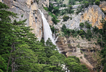 В Крыму туристы осаждают полноводный впервые за полвека водопад Учан-Су 