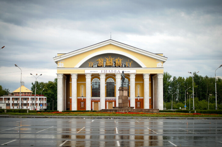 Памятник Кирову и Музыкальный театр