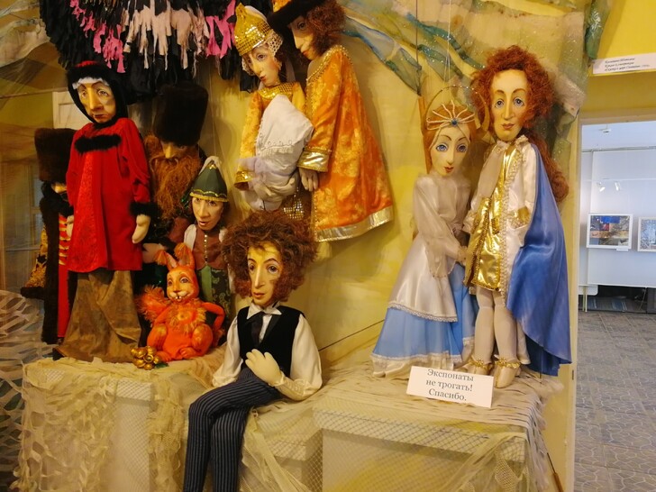 «Дом куклы» и фигура А.С. Пушкина, созданная для спектакля Театра кукол «Сказка о царе Салтане»