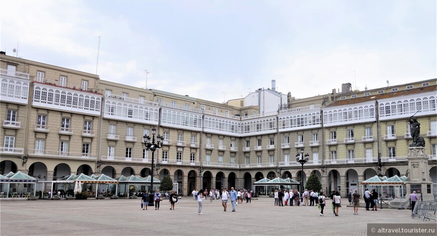 Знаменитые стеклянные галереи есть и на главной площади города