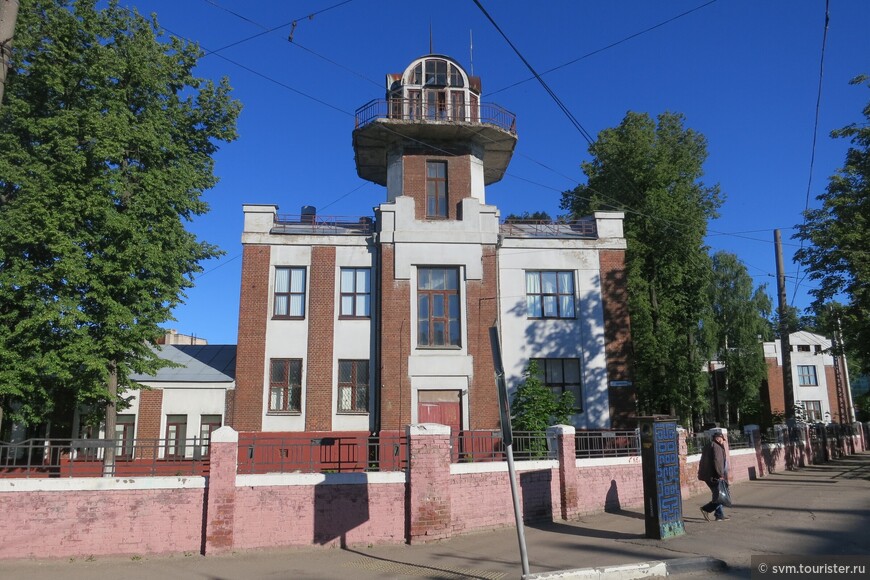 Дом-птица.Построен в 1928 году как школа им.10-летия Октябрьской революции,ныне гимназия №32.Проспект Ленина 53.