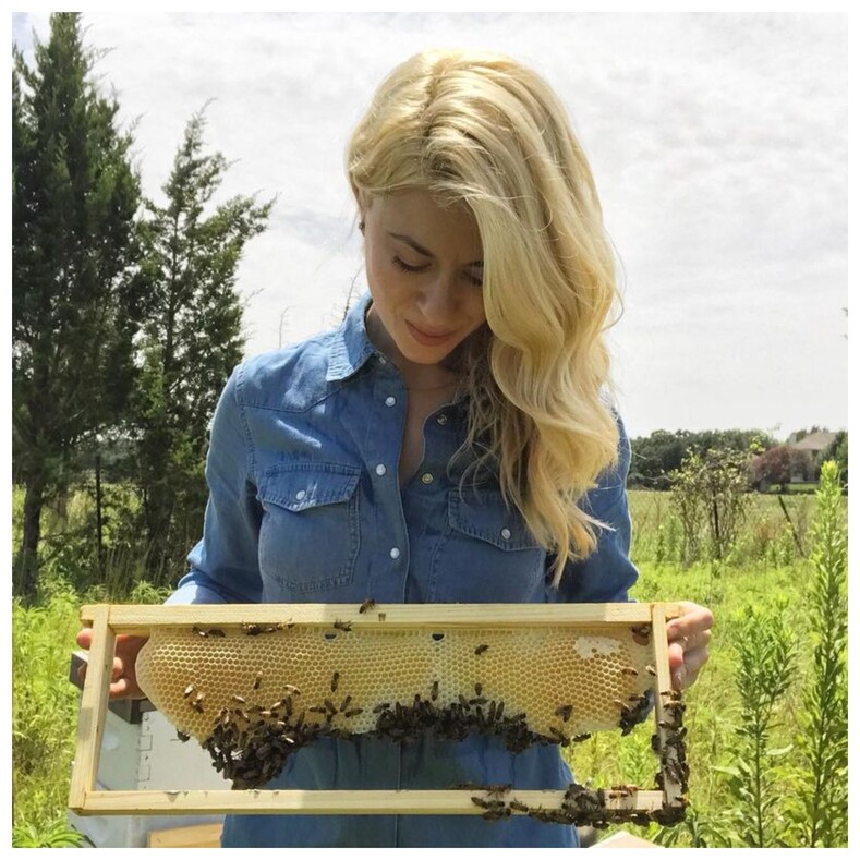 Видео с храброй девушкой, которая голыми руками перенесла пчел, собрало миллионы просмотров: история самого очаровательного пчеловода
