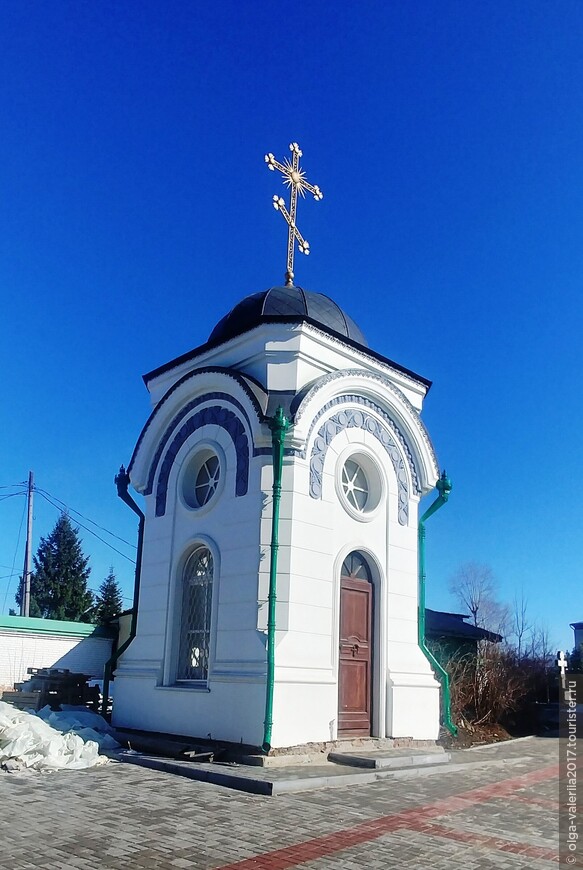 Восстановленная келья-часовня на месте погребения старца Федора Кузьмича.