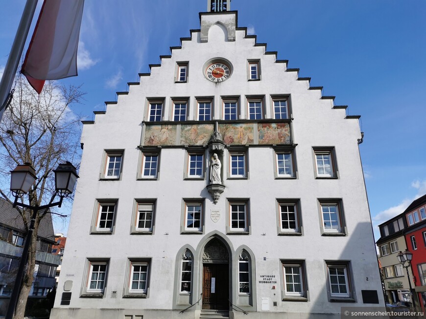 Городской суд. Религиозные отсылки на фасаде здания объясняются тем, что именно аббаты Вайнгартена вершили суд в Альтдорфе.