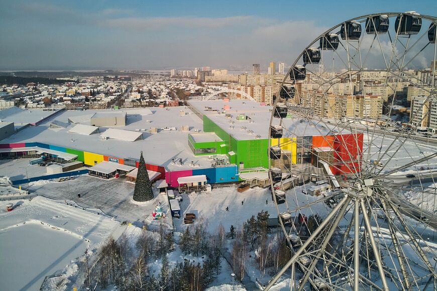 Колесо обозрения в «Радуга Парк» в Екатеринбурге 