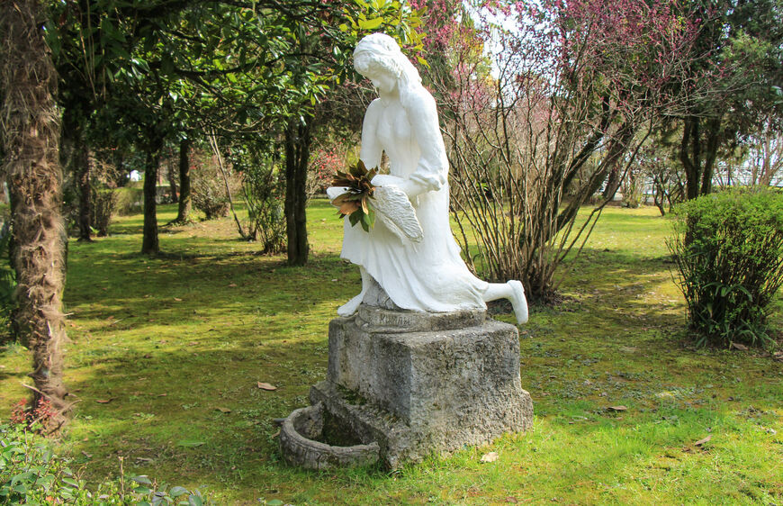Скульптура «Девушка с голубем» 
