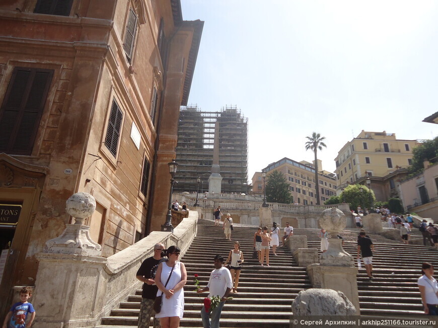 Церковь Тринита дей Монти на вершине Испанской лестнице в Риме