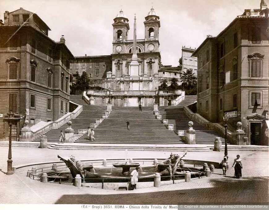 Церковь Тринита дей Монти на вершине Испанской лестнице в Риме