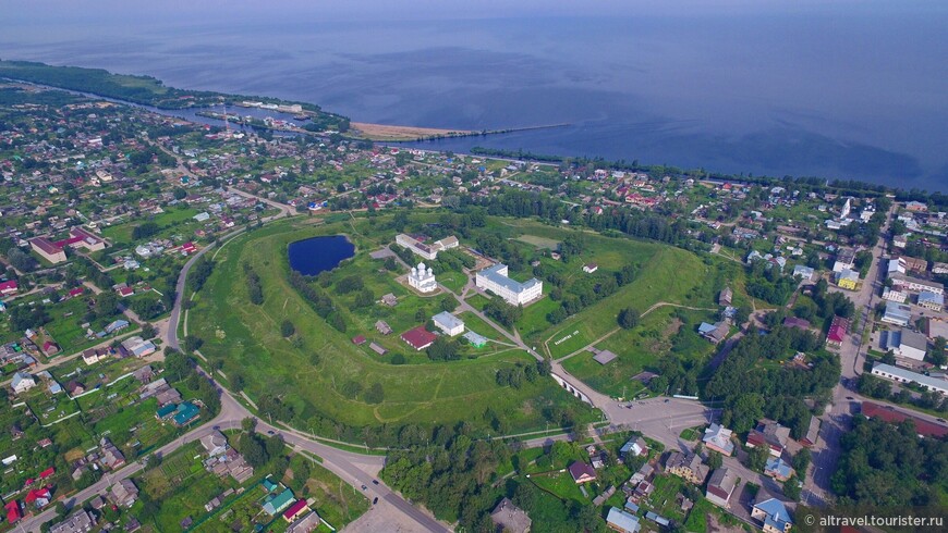 Вид на Белозерск сверху (Источник: Википедия). С 15-го века Белозерск расположен на южном берегу Белого озера