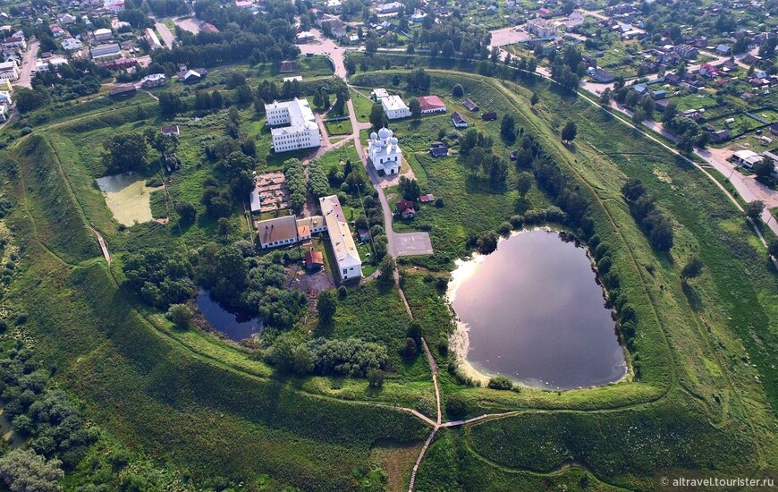 Валы Белозерского кремля: вид сверху. Источник: Википедия.