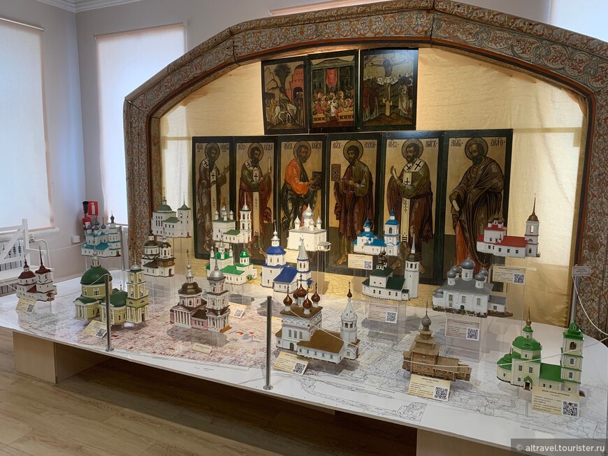 В краеведческом музее: макеты церквей Белозерска.