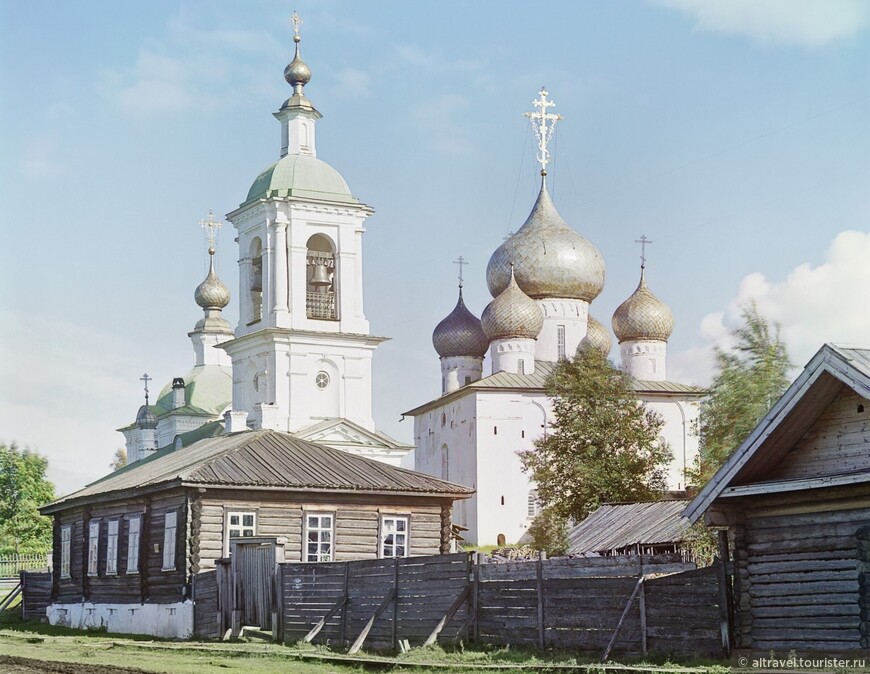 Фото Прокудина-Горского: летняя Успенская церковь (справа) в паре с зимней церковью Богоявления Господня (слева)