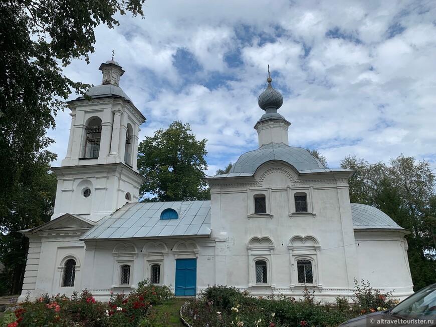 Церковь Богоявления Господня (та же, что и на фото Прокудина-Горского выше), конец 18-го века. Церковь действующая. На её колокольне висит большой псковский колокол, отлитый в 1545 году.