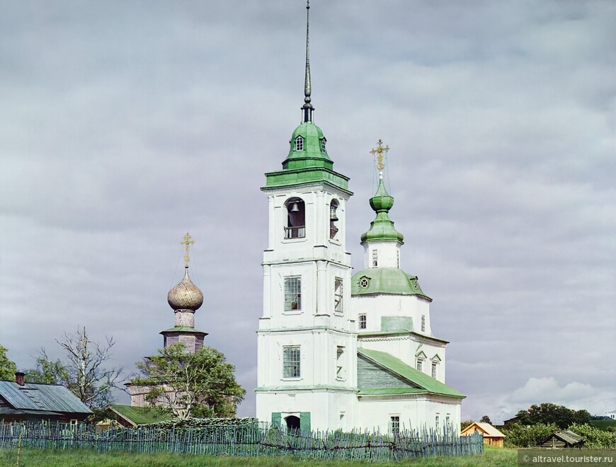 Снимок Прокудина-Горского 1909 г. : справа от Ильинской церкви - ныне руинированная церковь Покрова Пресвятой Богородицы (1752 г.)