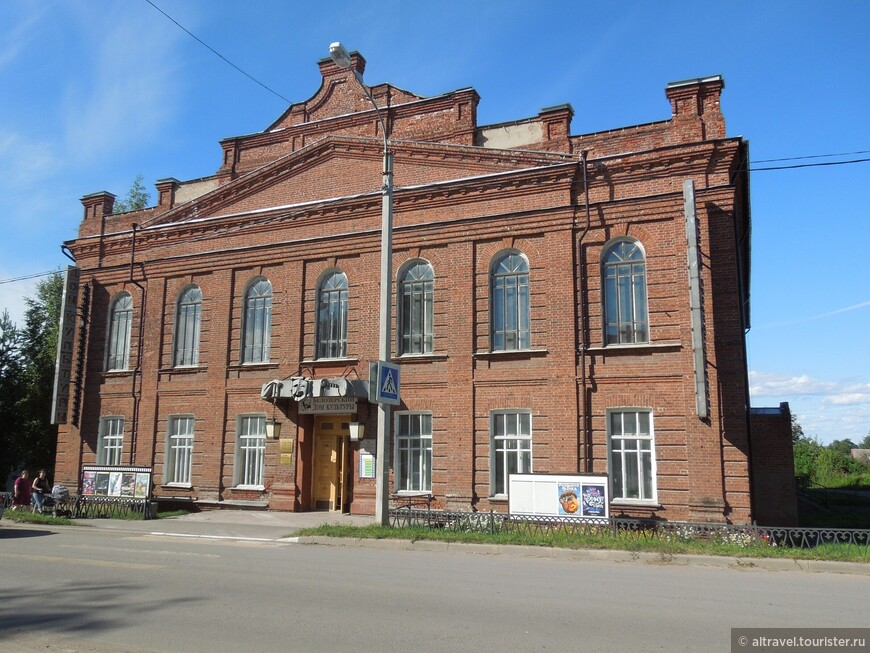 Монументальный купеческий клуб (1914 г.), сейчас - Дом культуры. Источник: Wikimapia.