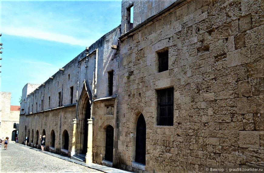 Иппотон — самая известная улица Старого города в Родосе