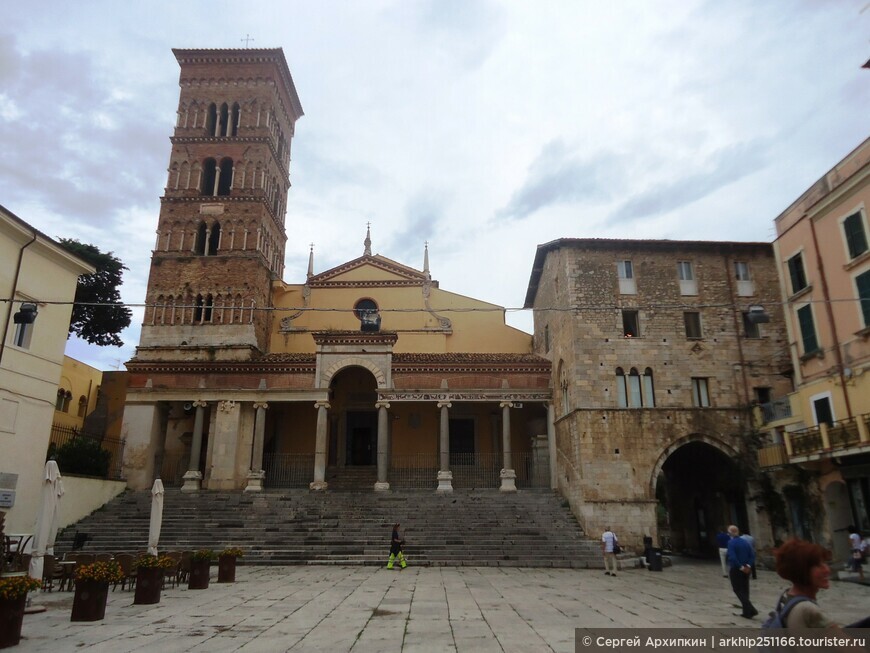 Средневековый Кафедральный собор 12 века в Террачине в регионе Лацио, Италия