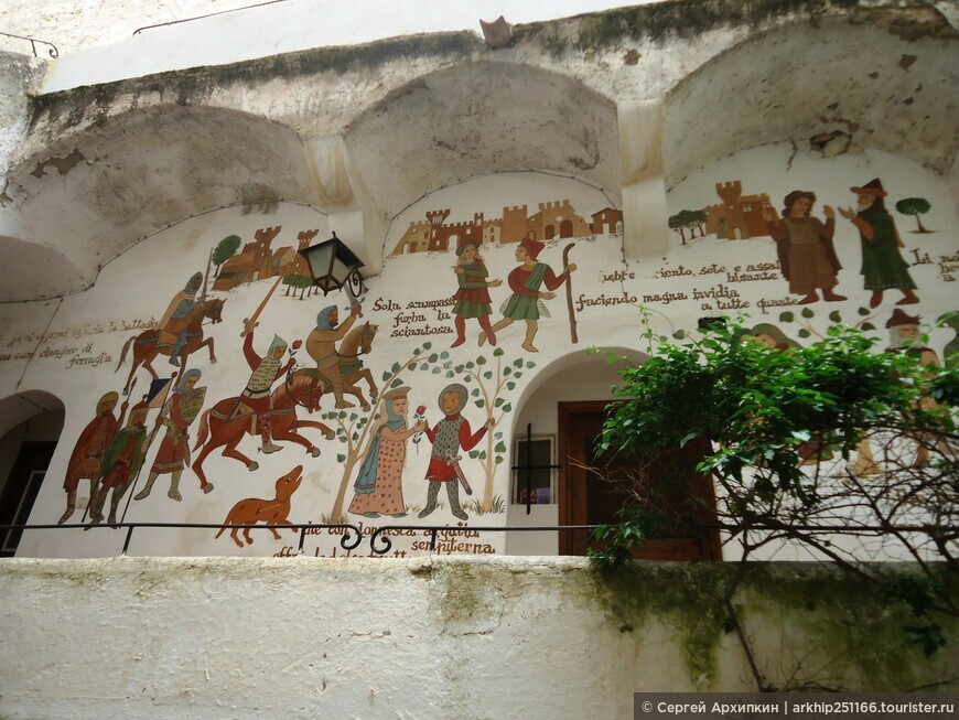 Средневековый исторический центр (Чентро Сторико) в Сперлонге на высокой скале на берегу Тирренского моря