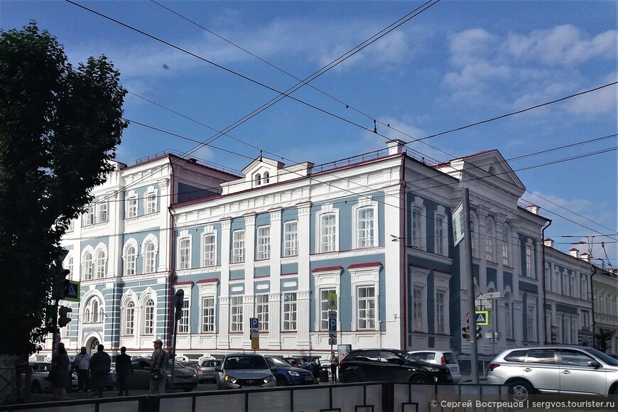 Главный фасад здания Пермского института искусств и культуры (слева) выходит на улицу Газеты «Звезда»