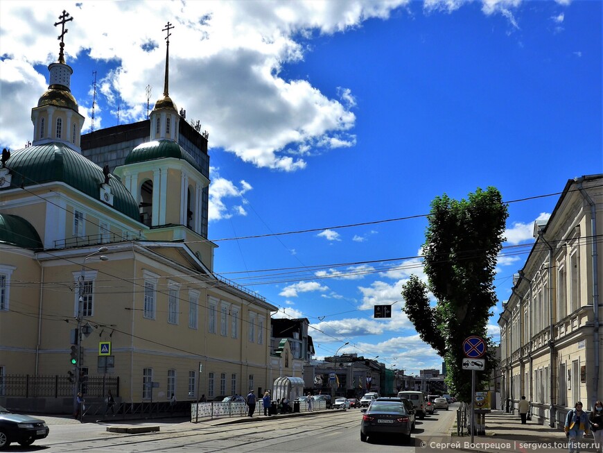 Церковь Рождества Богородицы, вид от здания Пермского института искусств и культуры  