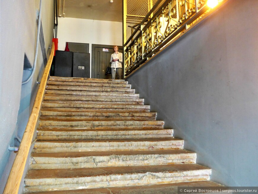 Историческая лестница электротеатра Трiумфъ (начало XX века). Сейчас здесь тату-студия Rite