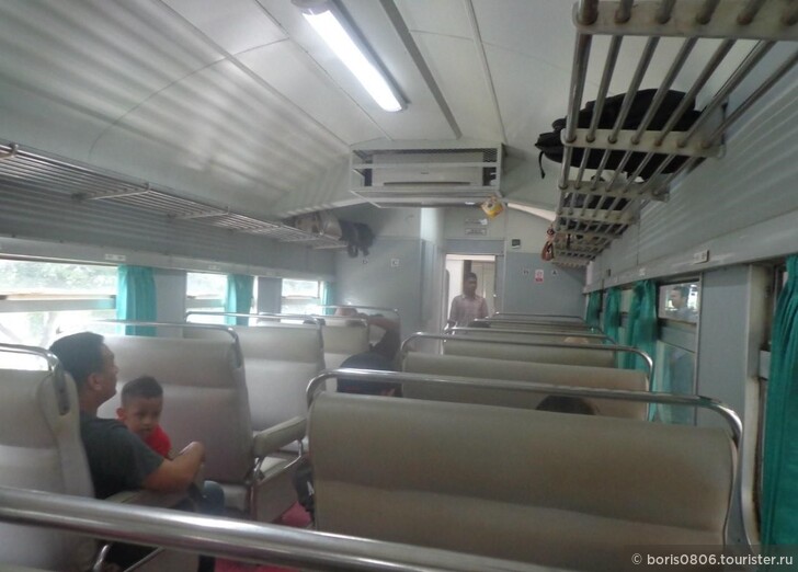Поезд Джакарта-Бандунг, типичный недорогой индонезийский состав