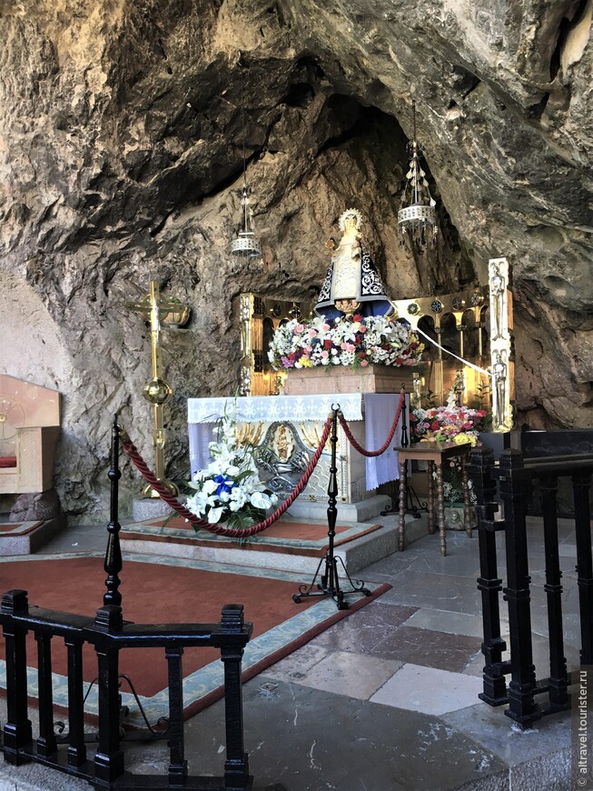 Святая Дева Ковадонгская в гроте Священной пещеры