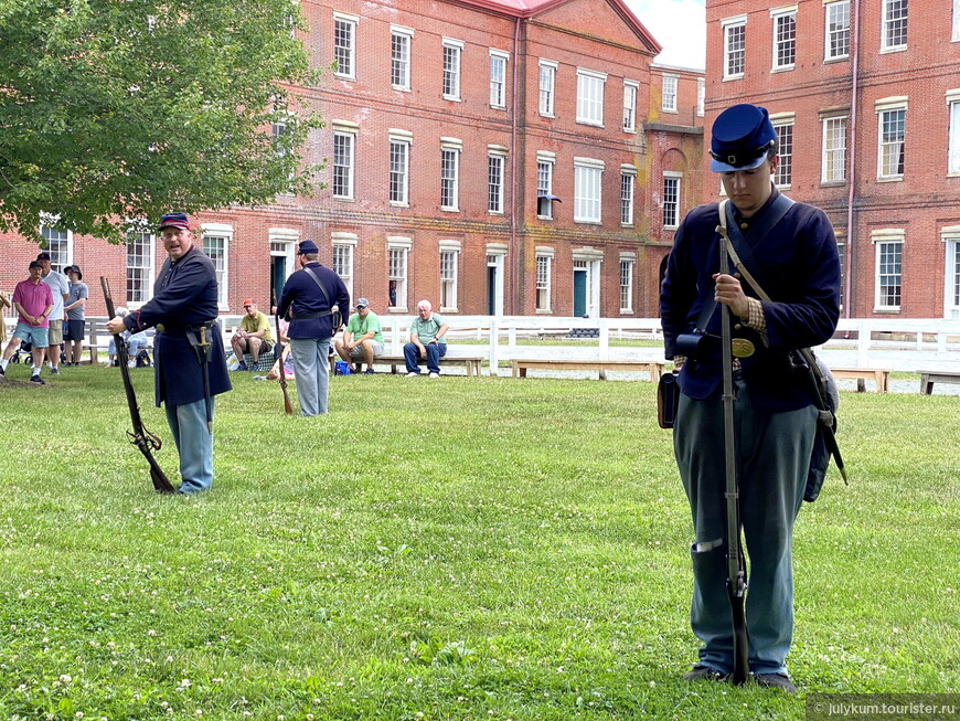 На фото - солдаты-северяне. Войска северян во времена Гражданской войны носили синие мундиры. Южане - серые.