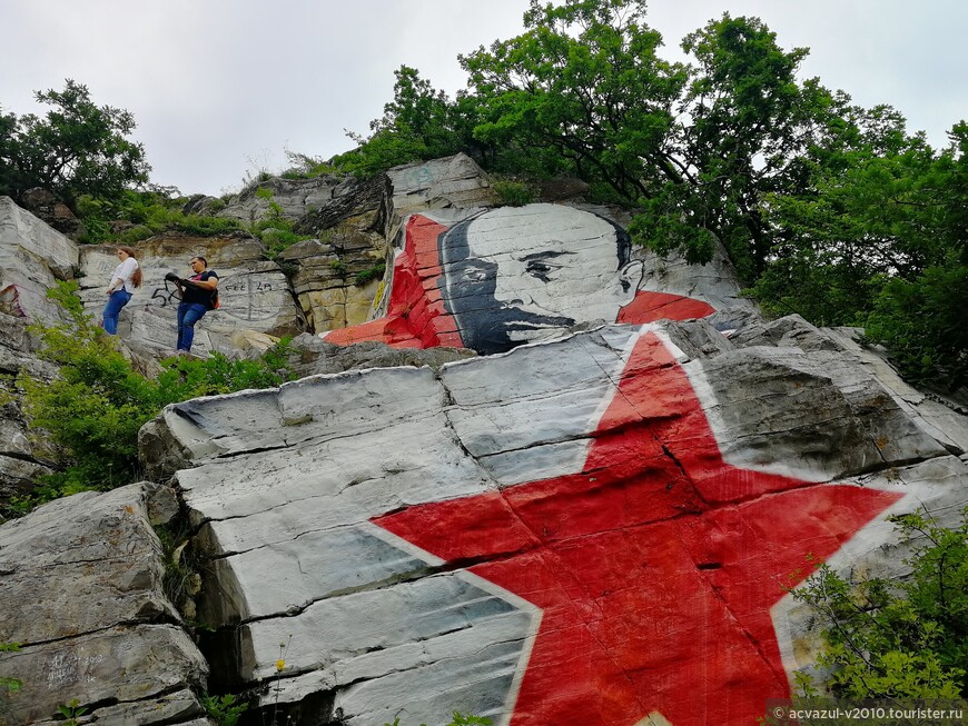 Памятник В. И. Ленину на скале у Пятигорска...