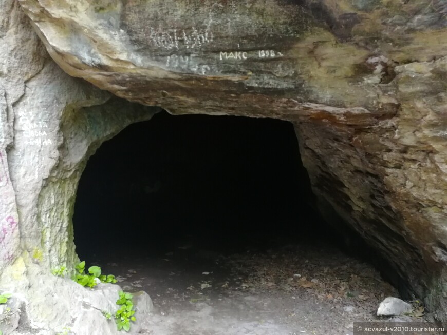 У селитряных скал, в пещере вечной мерзлоты, пещере древнего человека