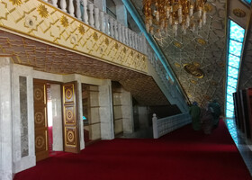 Мечеть имени Аймани Кадыровой построена в стиле хай-тек и является первой мечетью на территории России, выполненной в ультрасовременном виде