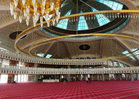 В главном молитвенном зале подвешена пятитонная люстра в форме полумесяца размером 31 метр в диаметре.
