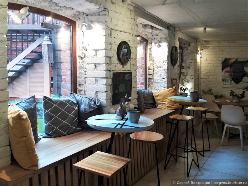 Интерьер кафе-галереи «Дзен» в Старокирпичном переулке. Вид от входа в зал. Июнь 2021 г.