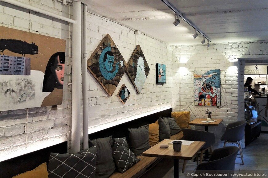 Интерьер кафе-галереи «Дзен» в Старокирпичном переулке. Правая (от входа) стена. Июнь 2021 г.