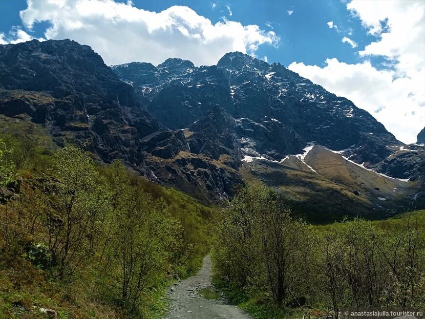 Маршрут по горной Осетии — с водопадами, облачными далями, древним некрополем и Кармадонским ущельем