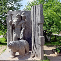 Скульптура Кудым- Оша. Богатырь выходит со страниц книги, на его плече сова- символ мудрости, а медведь олицетворяет силу. Памятник поставлен в 2008 году.