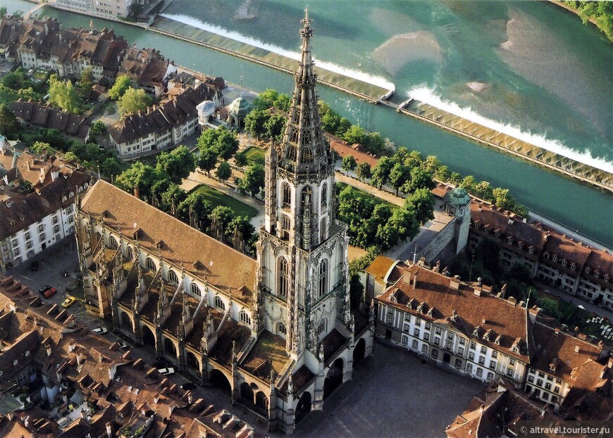 Вид на собор сверху, за ним видна терраса (источник: интернет)
