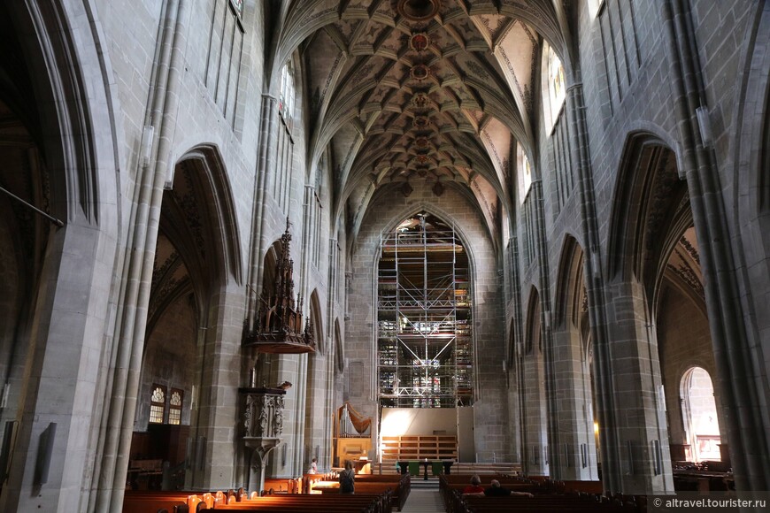Интерьер собора: алтарная часть «закрыта на ремонт»