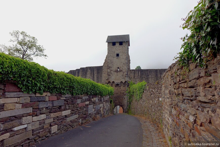 Часть крепостной стены с воротной башней Балдуина, возведённой в 1352 году. Кохем украшают семь городских ворот, сохранившихся от бывших городских укреплений.
