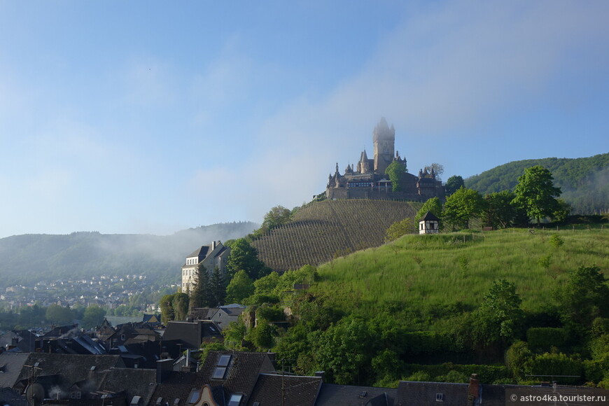 Замок Райхсбург в дымке тумана смотрелся мистически.