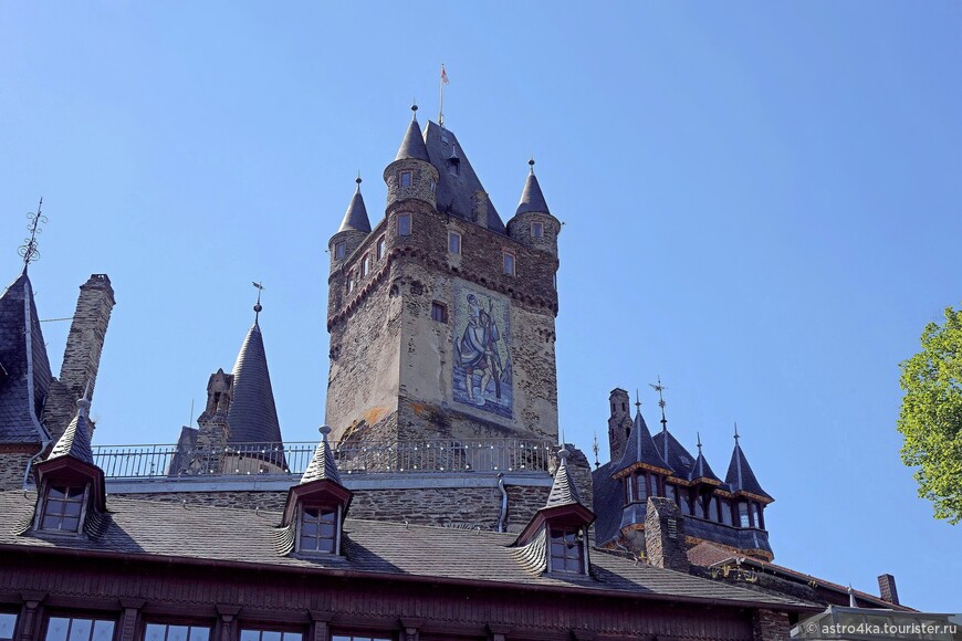 Замок состоит из множества башень и башенок. Главная башня с одной стороны украшена изображением ангела-хранителя Христоферуса.
