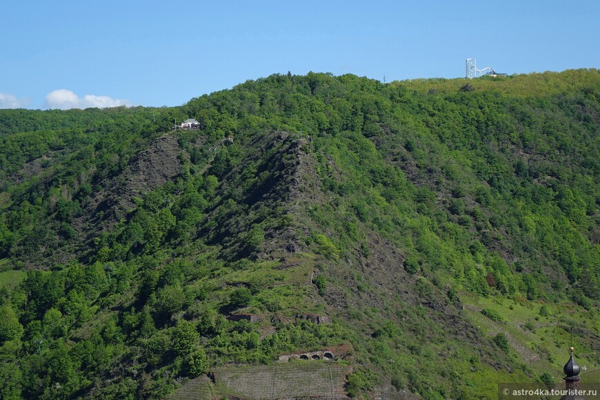 Фото приближено. Гора Пиннерберг с рестораномк (левее), смотровой с огромным крестом (в центре) и не работающим пока парком развления «Клоттен»  (наверху правее).